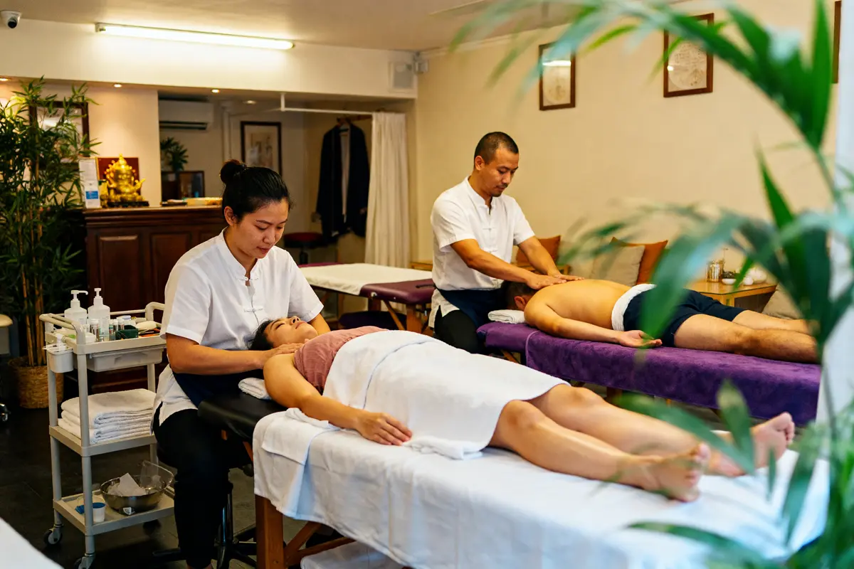 Deux thérapeutes pratiquent un massage au salon Zhong Jia, massage Paris 10ème.
