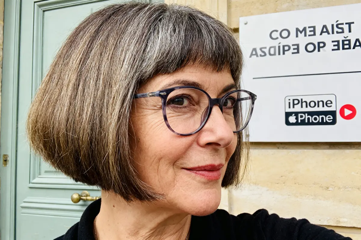 Femme souriante avec coupe de cheveux pour femme 50 ans avec lunettes stylées