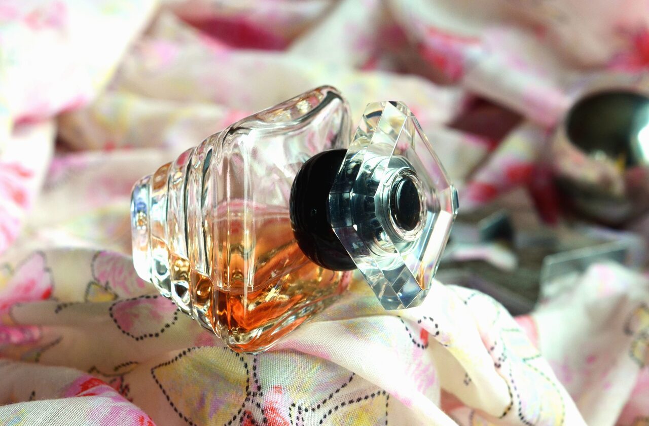 Pourquoi un parfum sent différemment sur la peau, le tissu et le papier